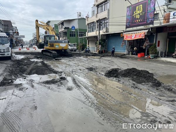 ▲▼屏東縣南興路自來水管爆裂             。（圖／民眾提供）