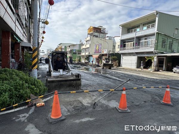 ▲▼屏東縣南興路自來水管爆裂             。（圖／民眾提供）