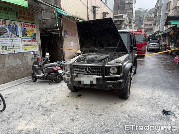 ▲▼        內湖賓士大G引擎冒煙，車主是藝人九孔     。（圖／記者黃彥傑翻攝）