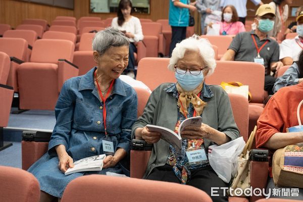 ▲時光停格新書發表，60多位資深門諾人回娘家團聚。(圖／門諾醫院提供，下同)