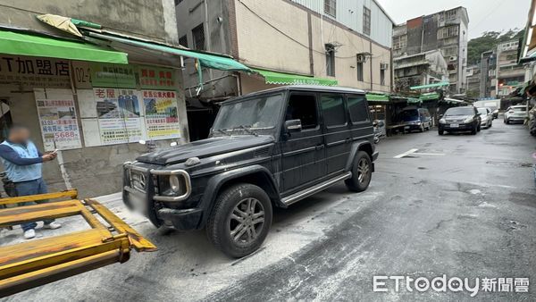 ▲▼藝人九孔賓士「大Ｇ」火燒車。（圖／記者黃彥傑攝）