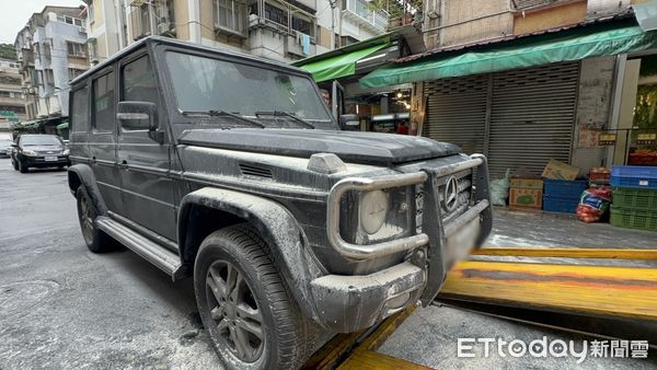 ▲▼藝人九孔賓士「大Ｇ」火燒車。（圖／記者黃彥傑攝）