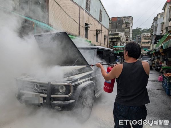 ▲▼       九孔賓士大Ｇ火燒車，驚慌滅火畫面      。（圖／記者黃彥傑翻攝）