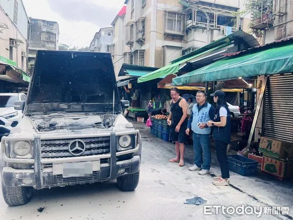 ▲▼       九孔賓士大Ｇ火燒車，驚慌滅火畫面      。（圖／記者黃彥傑翻攝）