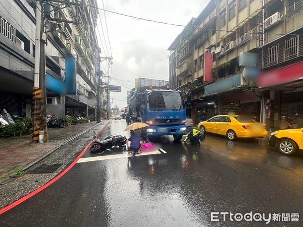 ▲29日上午汐止發生一起大貨車追撞機車意外事故。（圖／記者張君豪翻攝）