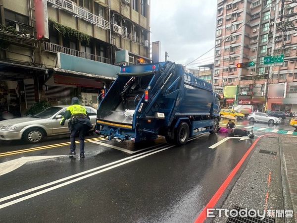 ▲29日上午汐止發生一起大貨車追撞機車意外事故。（圖／記者張君豪翻攝）