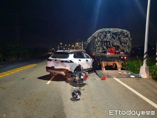 ▲▼1輛休旅車撞上停放在路旁的軍用卡車，同向後方女騎士閃避不及撞成一團，導致3人受傷送醫             。（圖／記者翁伊森翻攝）