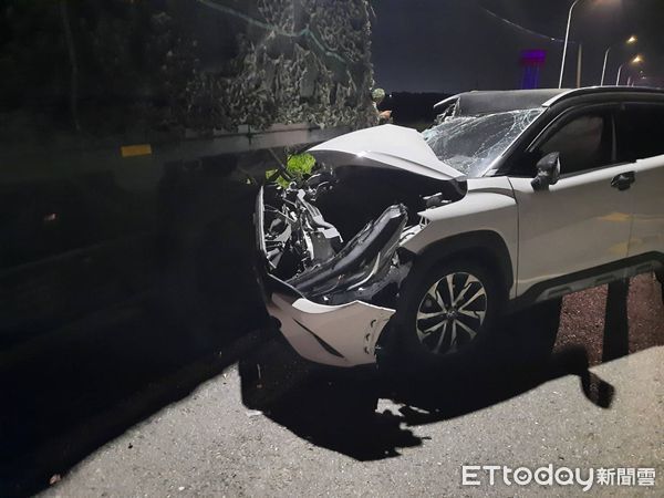 ▲▼1輛休旅車撞上停放在路旁的軍用卡車，同向後方女騎士閃避不及撞成一團，導致3人受傷送醫             。（圖／記者翁伊森翻攝）