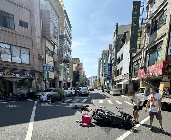 ▲台南市中西區民生路、永福路口發生一起小客車與機車車禍，造成40餘歲蘇姓外送員等3人受傷送醫。（圖／翻攝自台南大小事）