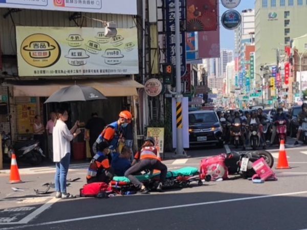 ▲台南市中西區民生路、永福路口發生一起小客車與機車車禍，造成40餘歲蘇姓外送員等3人受傷送醫。（圖／翻攝自台南大小事）