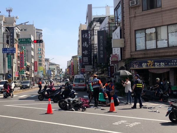 ▲台南市中西區民生路、永福路口發生一起小客車與機車車禍，造成40餘歲蘇姓外送員等3人受傷送醫。（圖／翻攝自台南大小事）