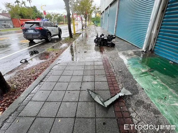 ▲疑似天雨路滑造成機車自摔後再撞路旁石柱，騎士及乘客受傷送醫。（圖／花蓮警分局提供）