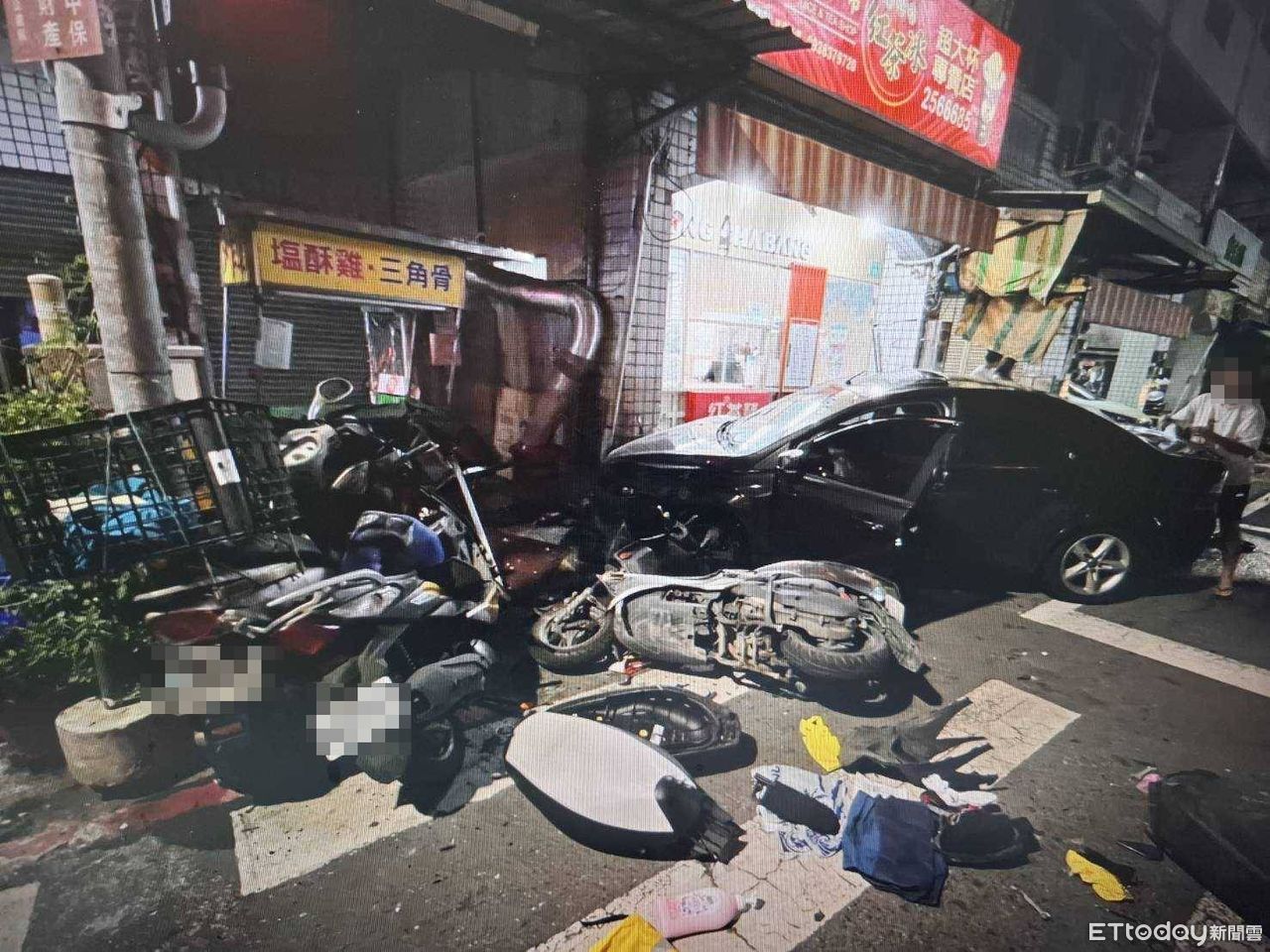 台南29歲男駕車過彎自撞！橫掃9機車、5店家　現場慘狀曝