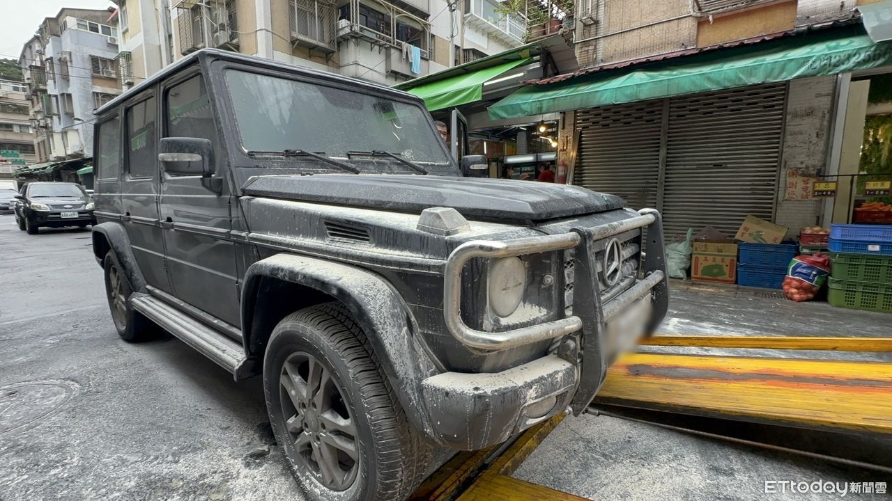 ▲▼藝人九孔賓士「大Ｇ」火燒車。（圖／記者黃彥傑攝）