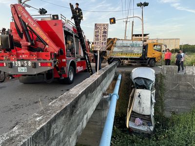 快訊／與垃圾車擦撞！彰化師載3學童摔落橋下卡溝岸　5人送醫　