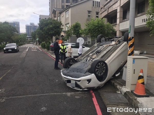 ▲▼車輛翻覆成四輪朝天，幸駕駛未受傷。（圖／中壢警分局提供）