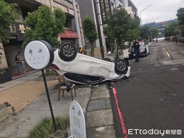 ▲▼車輛翻覆成四輪朝天，幸駕駛未受傷。（圖／中壢警分局提供）