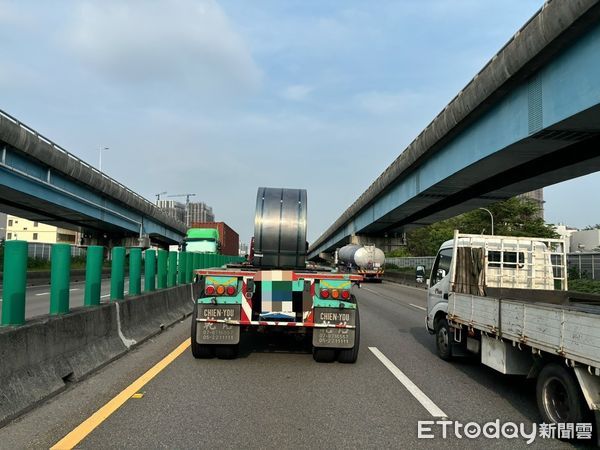 ▲▼ 國1小貨車變換車道不當！擦撞聯結車翻滾又遭撞　1女意識模糊送醫。（圖／記者賴文萱翻攝）