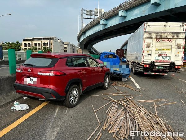 ▲▼ 國1小貨車變換車道不當！擦撞聯結車翻滾又遭撞　1女意識模糊送醫。（圖／記者賴文萱翻攝）