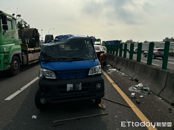 ▲▼ 國1小貨車變換車道不當！擦撞聯結車翻滾又遭撞　1女意識模糊送醫。（圖／記者賴文萱翻攝）