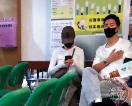 【賭王女婿來台求醫】合體嬌妻何超蓮　竇驍手貼紗布撫胸現身台大急診室