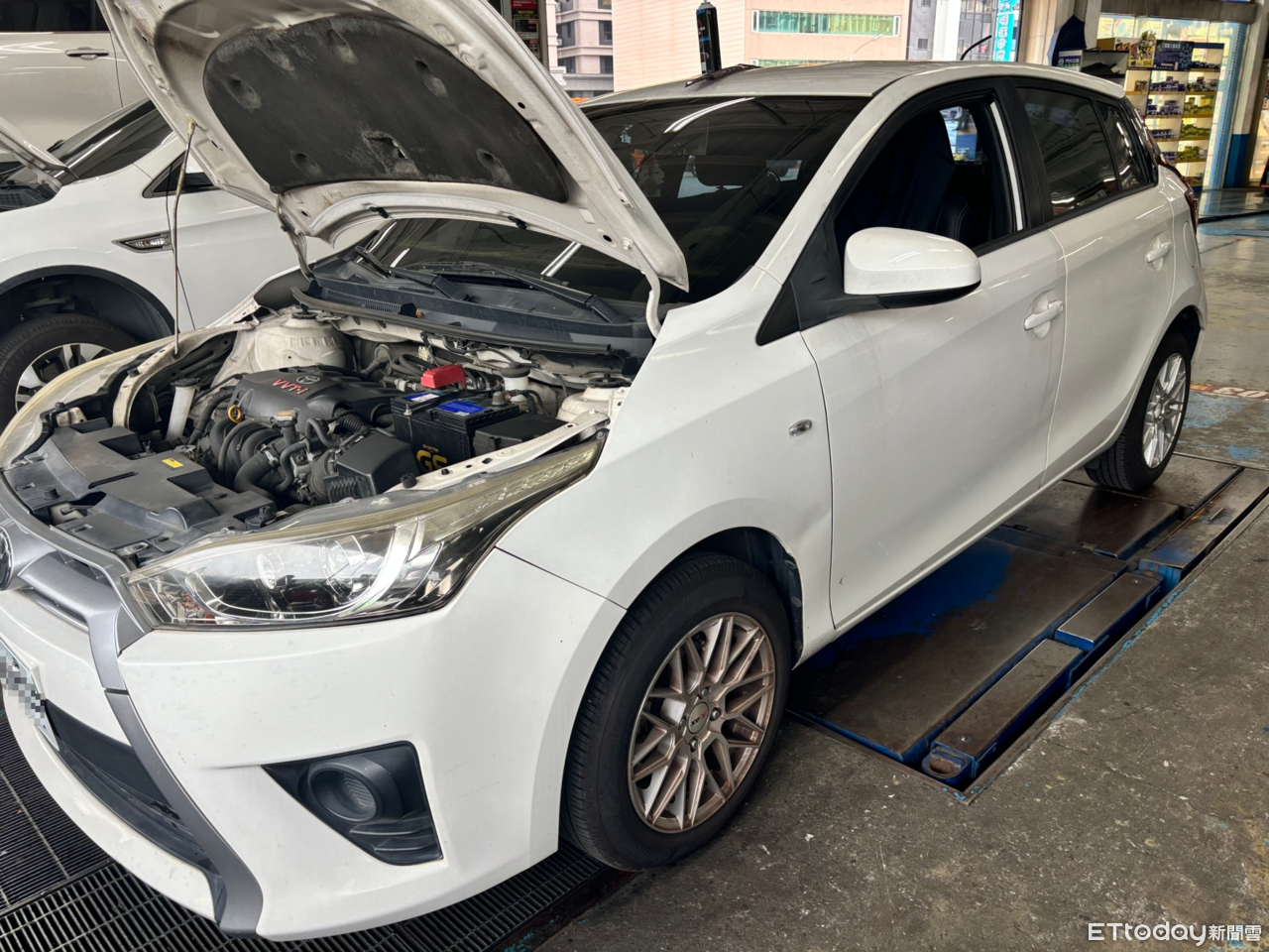 ▲專業技師提醒避免買到泡水車，一定要檢查底盤             。（圖／記者吳奕靖翻攝）