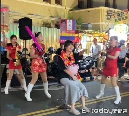 ▲▼  生日朋友鬧市舉牌　西索米女子樂隊演奏 。（圖／日常甘草芭樂提供）