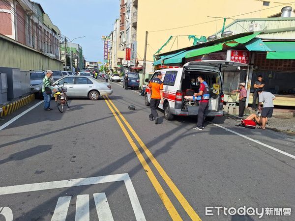 ▲台南市麻豆興國路及仁愛路交叉口，30日上午8時30分許發生一起自小客車撞擊2部機車車禍事故，麻豆消防分隊迅速展開援行動，將男駕駛人及2名女騎士等3人，緊急以護車送醫救治。（圖／民眾提供，下同）