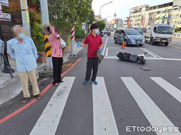 ▲台南市麻豆興國路及仁愛路交叉口，30日上午8時30分許發生一起自小客車撞擊2部機車車禍事故，麻豆消防分隊迅速展開援行動，將男駕駛人及2名女騎士等3人，緊急以護車送醫救治。（圖／民眾提供，下同）