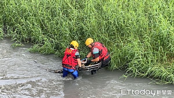 ▲一名女子因不明原因落水，在員林大排內載浮載沉，警消攔截吊掛，將人送醫搶救。（圖／記者唐詠絮翻攝，下同）