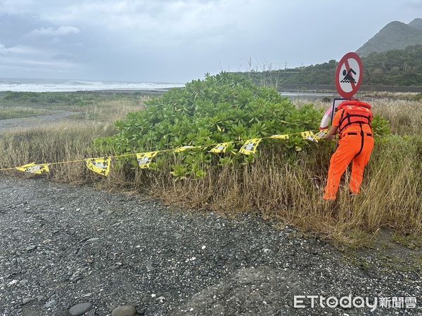 ▲▼花蓮海巡人員在禁制海域拉起封鎖線，防範民眾闖入觀浪。（圖／海巡署東部分署提供，下同）