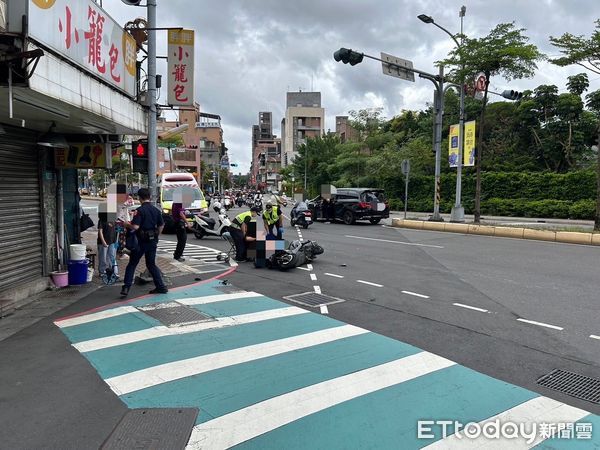 ▲▼  新北一名女騎士左轉，撞上汽車，當場人車倒地，幸好後方車輛及時剎車，不然險遭輾過           。（圖／記者戴上容翻攝）