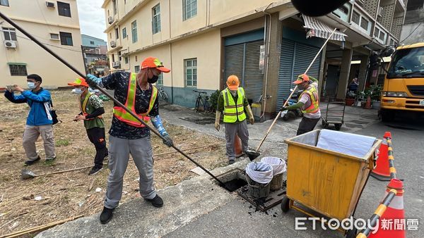 ▲▼高雄淹怕了！颱風接連重創市府急清淤，陳其邁再警告：風力會很強。（圖／記者賴文萱翻攝）