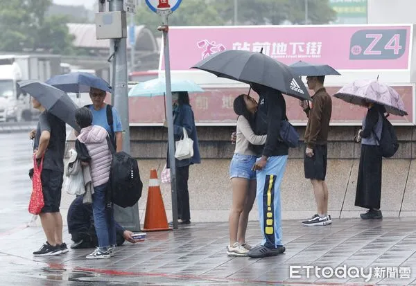 ▲▼中颱康芮進逼台灣，30日台北地區已經出現間歇性強風大雨，路上行人雨具不離身。（圖／記者湯興漢攝）