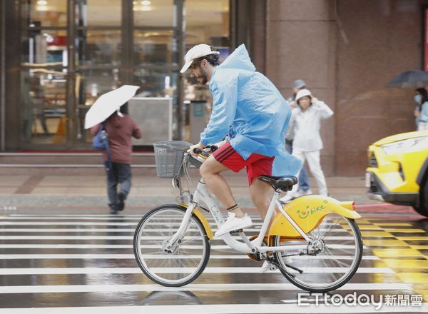 ▲▼中颱康芮進逼台灣，30日台北地區已經出現間歇性強風大雨，路上行人雨具不離身。（圖／記者湯興漢攝）