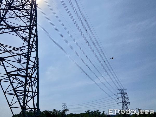 ▲嘉惠電力啟用AI無人機巡檢。（圖／記者廖婕妤攝）