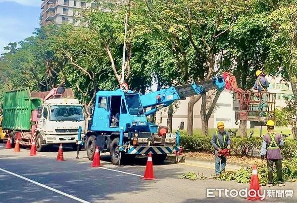 ▲康芮颱風持續靠近，且暴風範圍有擴大趨勢，市長黃偉哲要求市府團隊提高戒備、加強防颱整備，包含消防局、水利局、工務局、環保局及37區公所等，持續落實相關防汛防颱整備工作。（圖／記者林東良翻攝，下同）