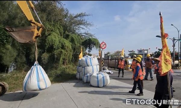 ▲康芮颱風持續靠近，且暴風範圍有擴大趨勢，市長黃偉哲要求市府團隊提高戒備、加強防颱整備，包含消防局、水利局、工務局、環保局及37區公所等，持續落實相關防汛防颱整備工作。（圖／記者林東良翻攝，下同）