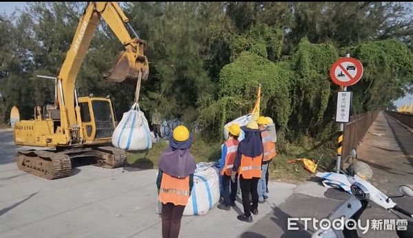 ▲康芮颱風持續靠近，且暴風範圍有擴大趨勢，市長黃偉哲要求市府團隊提高戒備、加強防颱整備，包含消防局、水利局、工務局、環保局及37區公所等，持續落實相關防汛防颱整備工作。（圖／記者林東良翻攝，下同）