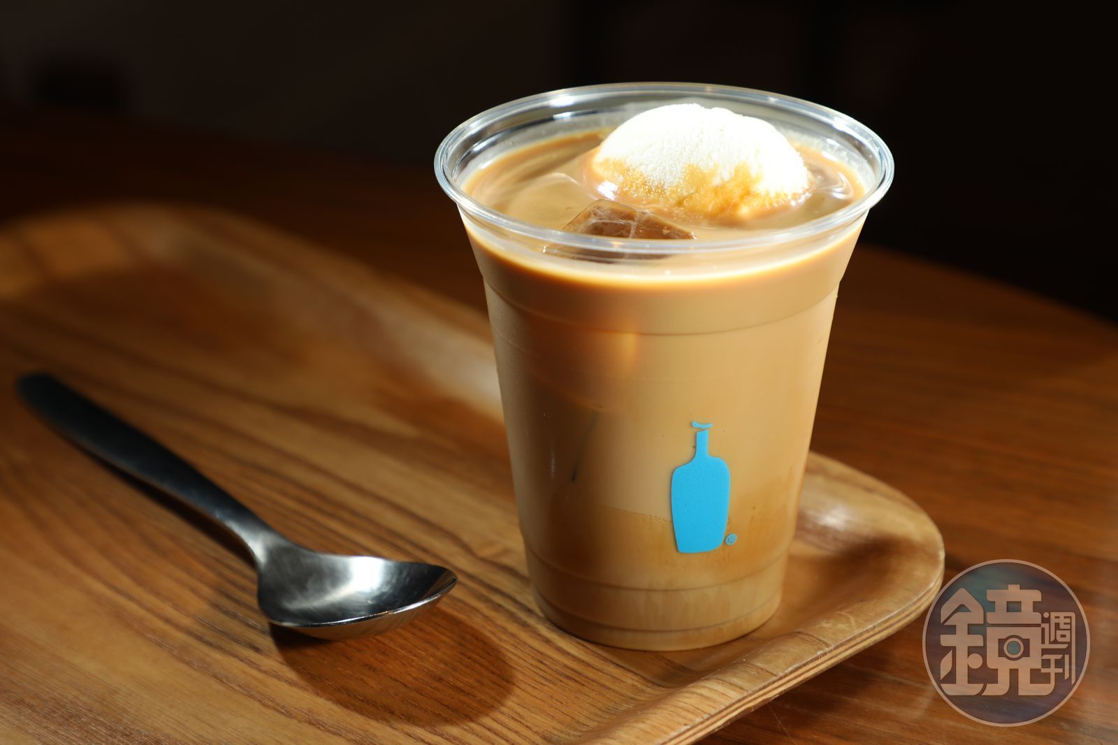 逛街逛累了就到「Blue Bottle Coffee」灣仔店喝杯漂浮咖啡「Nola Float」。（港幣70元／杯）