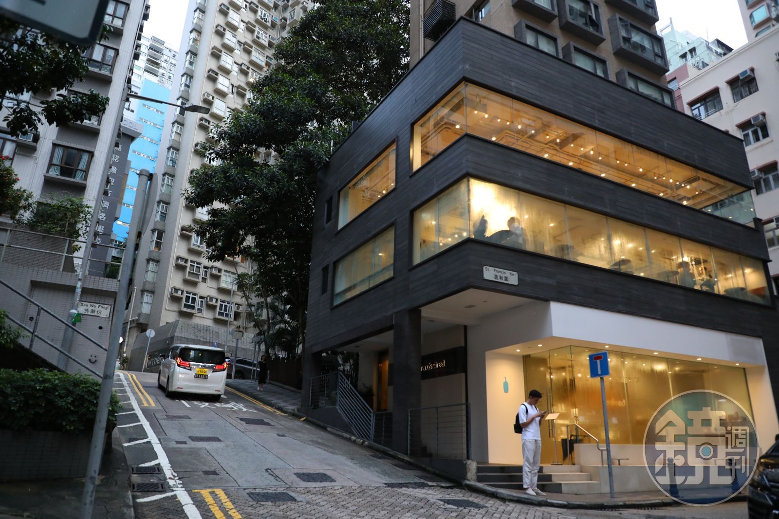 灣仔的「Blue Bottle Coffee」是全香港最大間藍瓶咖啡，整棟建築共3層樓高。