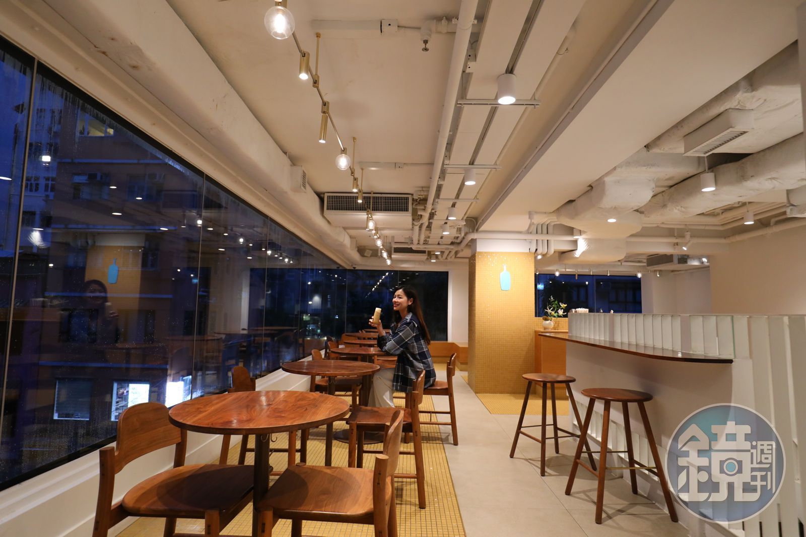 用餐空間寬敞舒適，大片玻璃窗可以一邊欣賞窗外市景、一邊品咖啡。