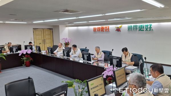 ▲台南市長黃偉哲主持召開「康芮颱風台南市政府防颱整備會議」，要求市府團隊及37區公所嚴陣以待，加強防颱整備工作。（圖／記者林東良翻攝，下同）