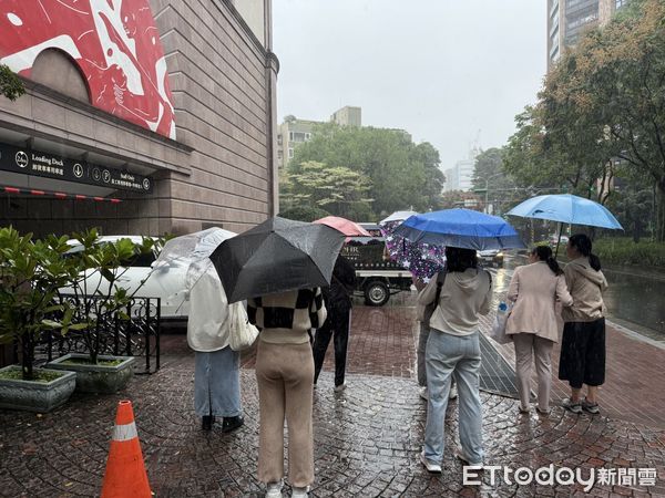 ▲▼粉絲聚集等候劉德華。（圖／記者蔡琛儀攝）