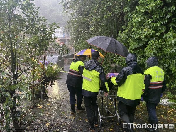 ▲▼       「康芮」來襲，星警冒雨協助英士部落預防性撤村       。（圖／記者游芳男翻攝）