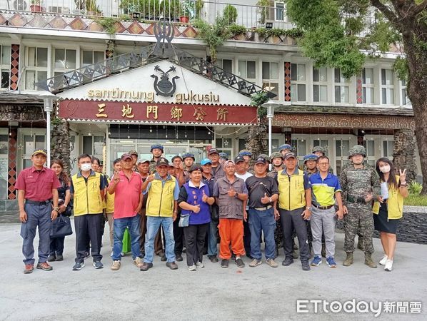 ▲里港警分局三地門分駐所員警協助撤村             。（圖／記者陳崑福翻攝）