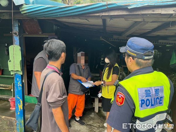 ▲里港警分局三地門分駐所員警協助撤村             。（圖／記者陳崑福翻攝）