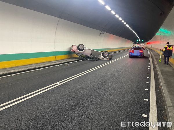 ▲▼國五彭山隧道翻車驚魂，導致權限一度封閉。（圖／記者戴上容翻攝）