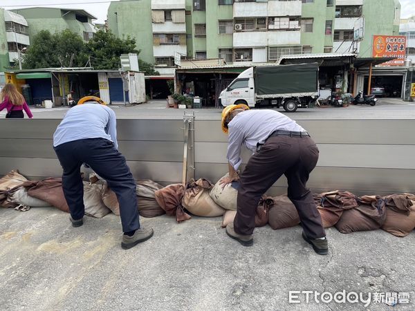 ▲台南區處同仁提前在低漥地區之變電所準備沙包及防水閘門措施，並完成抽水機測試。（圖／記者林東良翻攝，下同）