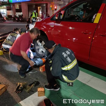 ▲高雄市大寮區鳳林四路發生車禍，有人受困。警消前往救援 。（圖／記者吳奕靖翻攝）